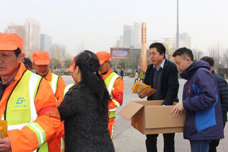 lewin乐玩官网集团发展“关爱环卫工人●暖心送口罩”公益活动