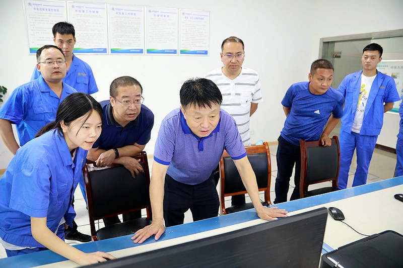 熊良虎在镇安污水处置厂调研时指出：以守护人民人民喝上干净的水、安心的水为启程点，助力打好碧水保卫战