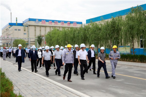 lewin乐玩官网集团复工复产促增长项目观摩会议与会人员走进大秦国源三秦环保秦国园区在榆项目