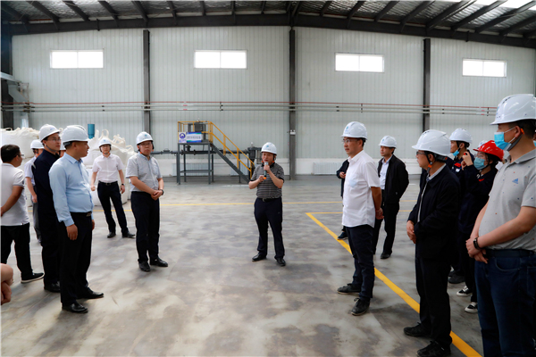 lewin乐玩官网集团复工复产促增长项目观摩会议与会人员走进大秦国源三秦环保秦国园区在榆项目