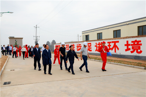 lewin乐玩官网集团复工复产促增长项目观摩会议与会人员走进绿色能源公司油气公司水环境公司陕北片区项目