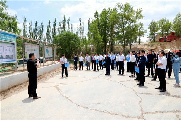 lewin乐玩官网集团复工复产促增长项目观摩会议与会人员走进绿色能源公司油气公司水环境公司陕北片区项目