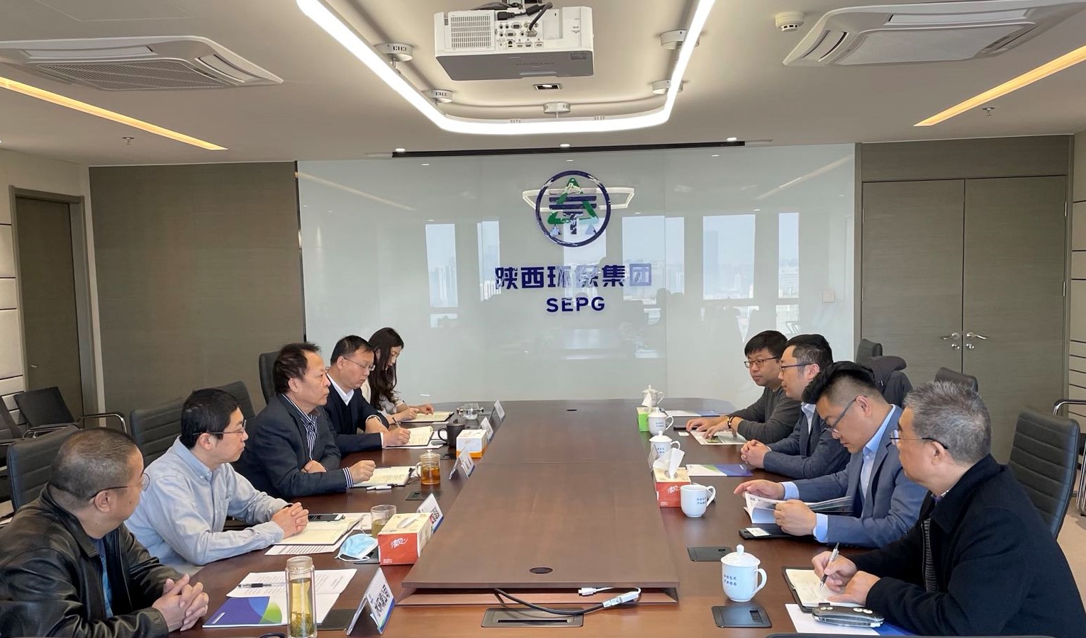 lewin乐玩官网集团与南方创业科技公司互换座谈