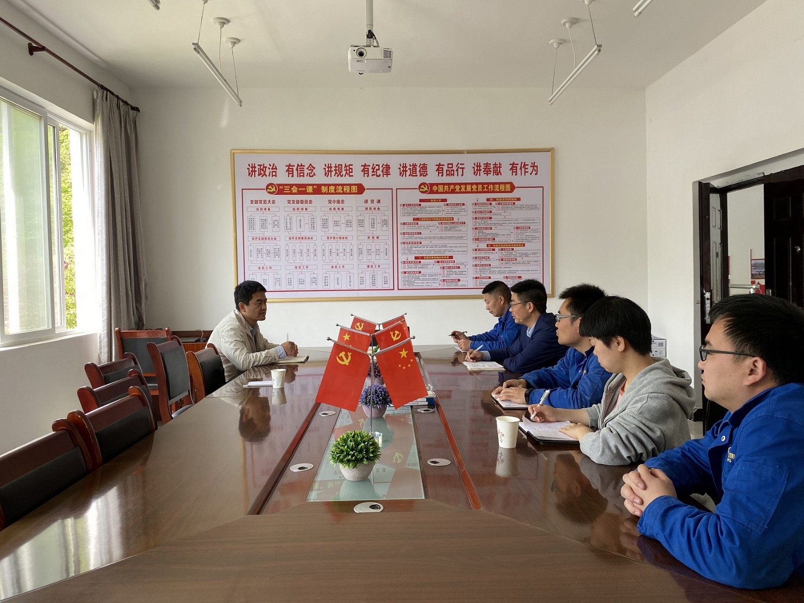 阐扬党员前锋圭表作用 我为一线办实事