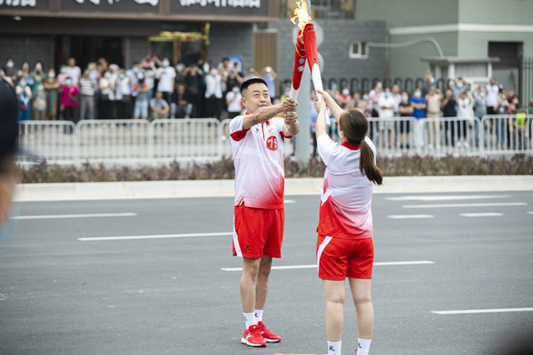 高慢！lewin乐玩官网集团职工王玮参加十四运会火炬传递！