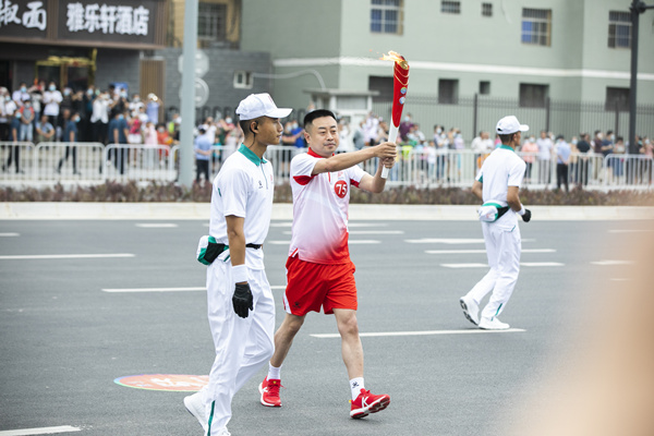 高慢！lewin乐玩官网集团职工王玮参加十四运会火炬传递！