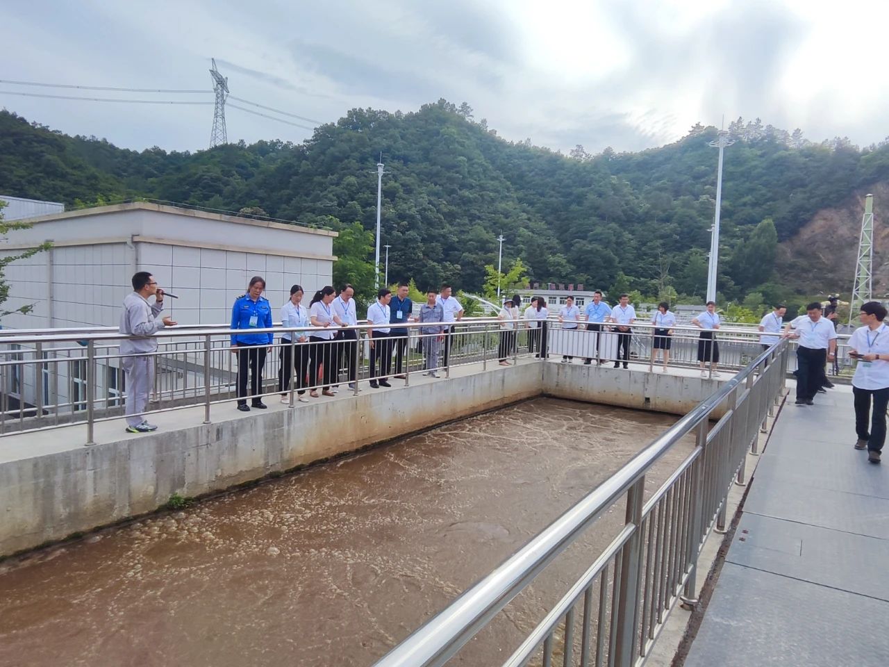 水环境商南公司结合商洛市生态环境局商南县分局发展环保设施向公家盛开活动