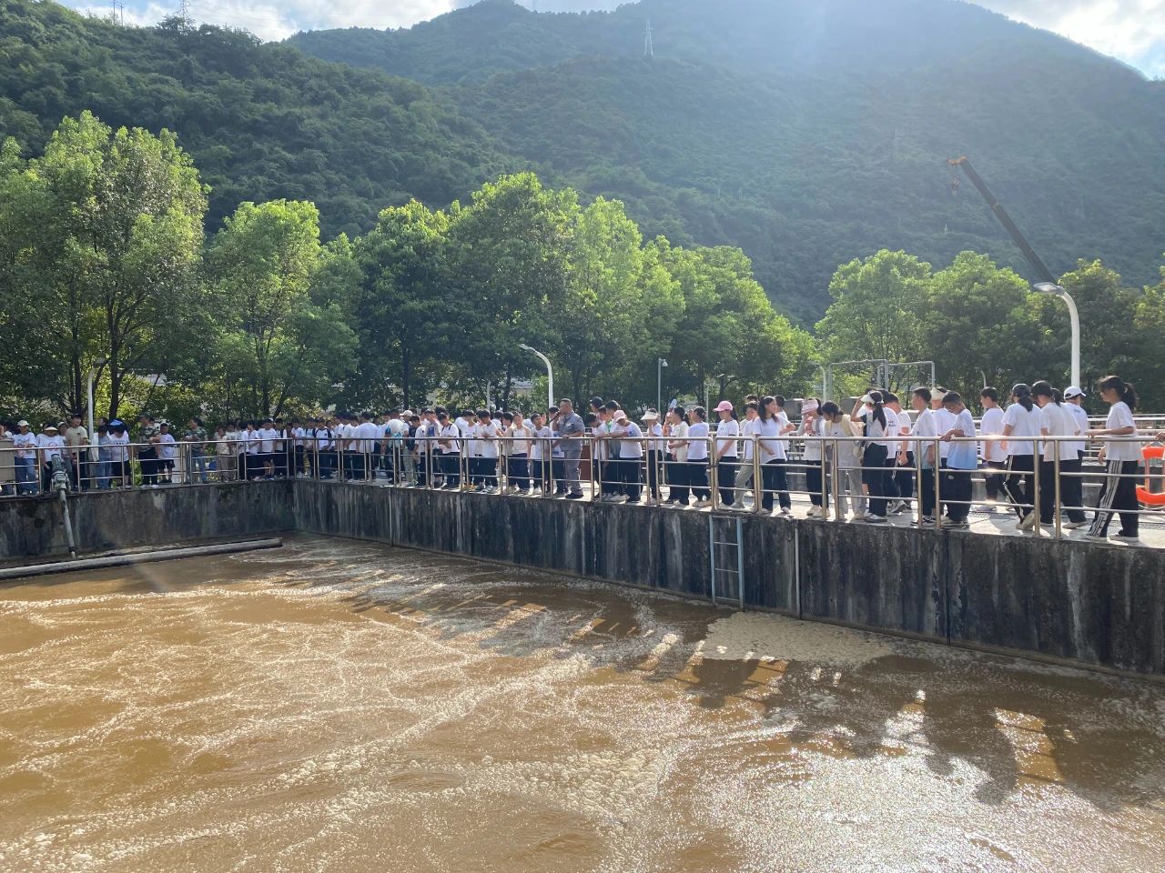 水环境公司镇安污水处置厂与镇安县第二中学进行环保设施公家盛开日活动暨“绿色文化教育基地”授牌典礼